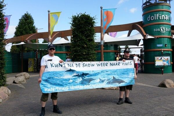 Actie Bite Back Nederland bij dolfinarium Harderwijk