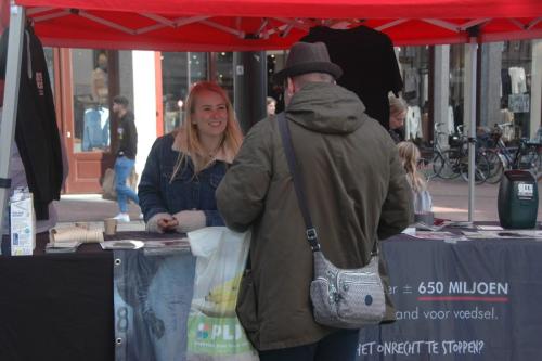 Gesprek bij de stand