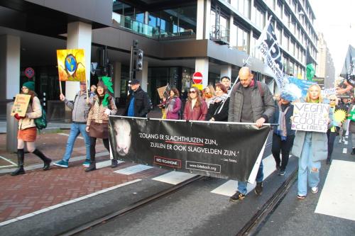 Bite Back spandoek met quote van Tolstoj