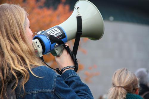 Activist met megafoon