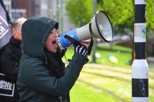 Activist met megafoon