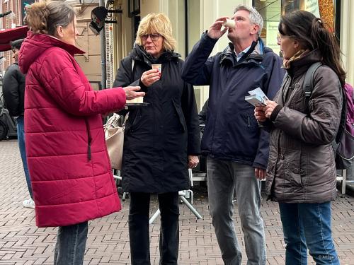 Voorbijgangers proeven plantaardige melk